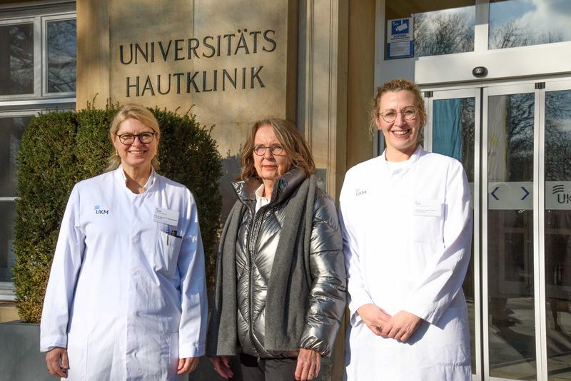 Das Ergebnis von fast zehn Jahren Forschung konnten Prof. Sonja Ständer (l.) und PD Dr. Claudia Zeidler (r.) gestern in Form des neuen Medikaments in Empfang nehmen. Patientin Ekle Schmalenbach profitiert davon.