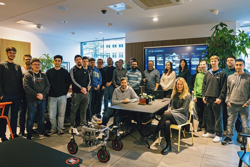 Gruppenbild in der StudyFAB: die Robotik-Studierenden und das Team des Startup-Labs Werk:Raum 