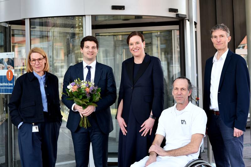 Prof. Dr. Tobias Ruck (2. v. l.) bei der Begrüßung durch die Krankenhausleitung.