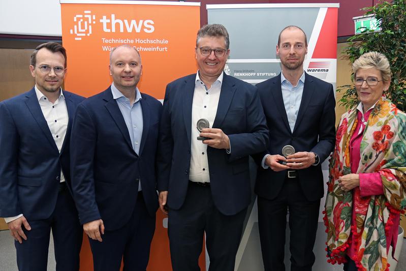 Von links: THWS-Präsident Prof. Dr. Jean Meyer, THWS-Vizepräsident Prof. Dr. Jan Schmitt, Prof. Dr. Alexander Versch, Prof. Dr. Christian Fischer und Angelique Renkhoff-Mücke 