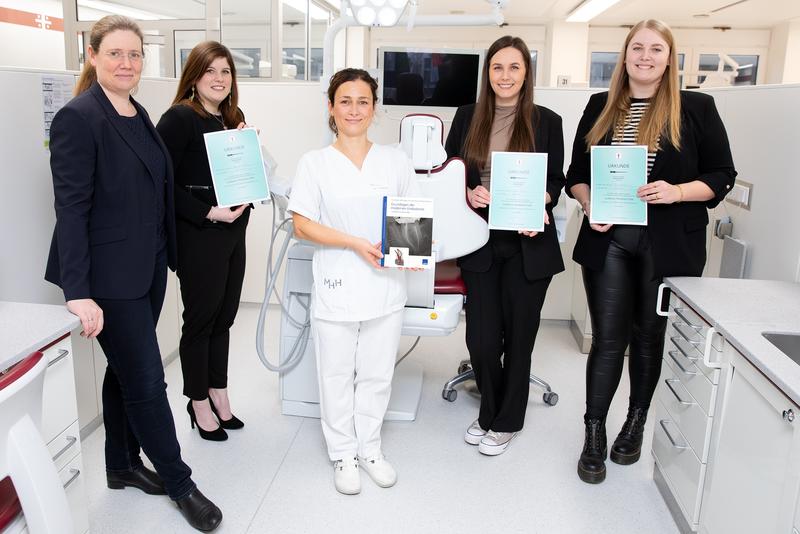 Proud to receive the Golden Hedström File award: MHH professor Nadine Schlüter (left) and instructor Dr Peggy Herrmann (centre) with the three dentistry graduates (from left) Ramona Stölk, Dana Büsch and Anne Robke.