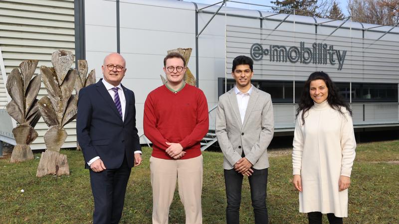 Prorektor Professor Dr. Michael Pfeffer (l.) mit Preisträgern Zion Smuts (2. v. l.), Aditya Date (2. v. r.) und Ramona Herrmann (r.), Koordinatorin für internationale Vollzeitstudierende und stellvertretende Leiterin des International Office der RWU.