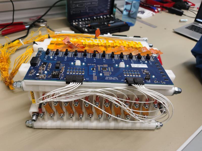 Um die Skalierbarkeit der neuen Technologien zu demonstrieren, bauten die Projektteams ein fixfertiges Batteriemodul samt Steuerung und Software – wie es in Elektroautos eingesetzt wird.