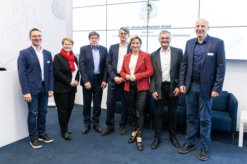 V. li.n.re: Prof. Marius Zöllner, Gabriele Luczak-Schwarz, Prof. Thomas Hirth, Jan Wiesenberger, Ministerin Dr. Nicole Hoffmeister-Kraut, Prof. Thomas Kropf, Prof. Stefan Nickel.