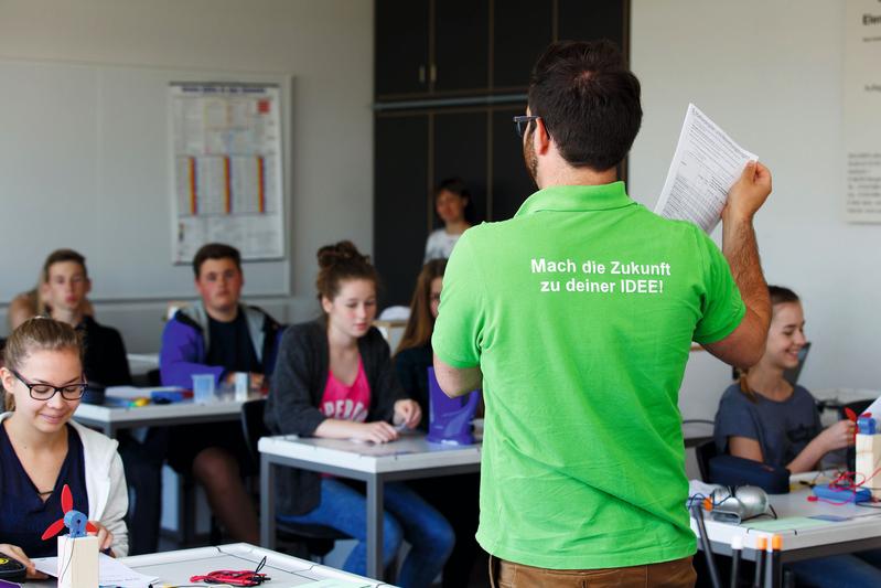 Für MINT-Themen begeistern: Die Initiative junge Forscherinnen und Forscher ist mit ihren Projekten immer wieder an Schulen vor Ort und geht mit ihrem Angebot in die Klassen hinein.