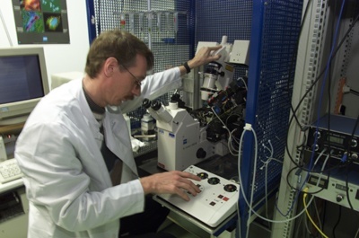 Bei der Untersuchung von Ionenkanälen mit einem Mikromanipulator: Prof. Stefan Heinemann vom SFB 604