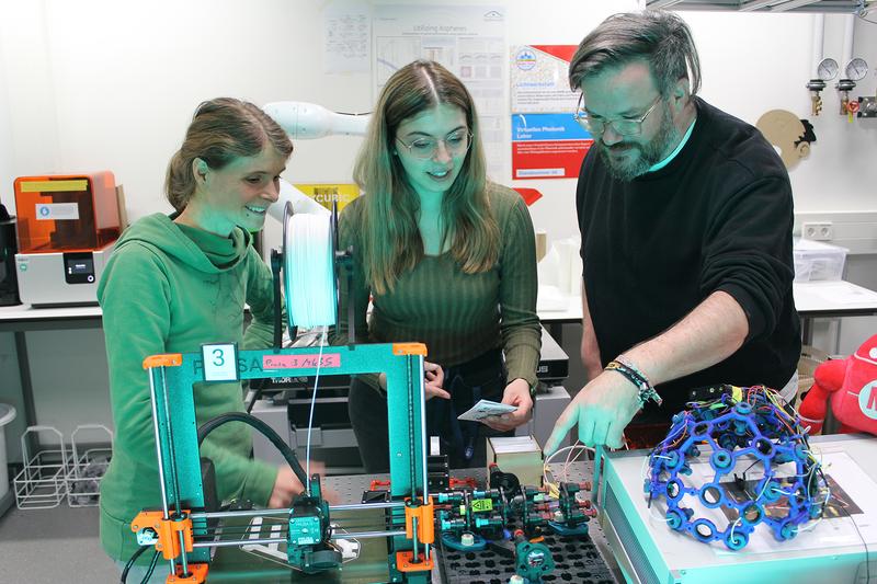 Dr. Theresia Palenta, Canan Gallitschke (Mi.) und Johannes Kretzschmar bereiten im Makerspace ein Experiment vor.