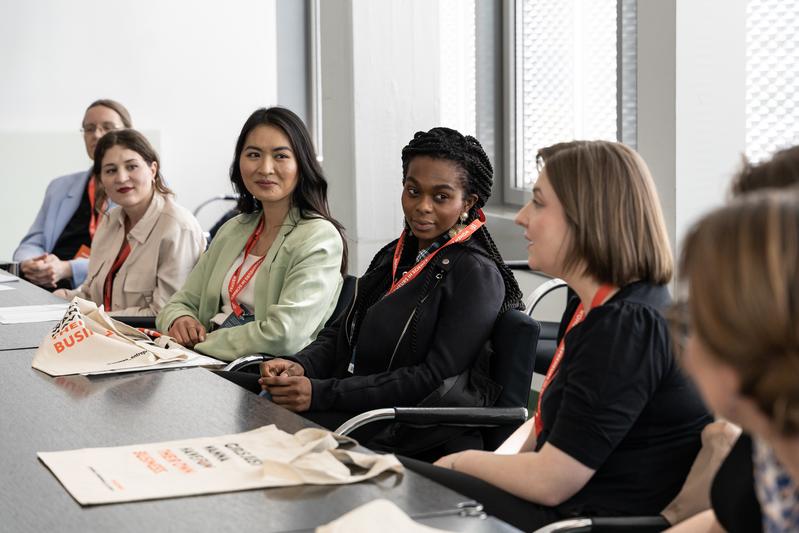 Der Gründerinnen-SUMMIT ist das große jährliche Netzwerktreffen: Das Event rückt Gründerinnen und ihre Start-ups ins Rampenlicht und schafft Aufmerksamkeit für das Thema Frauen und Gründung.