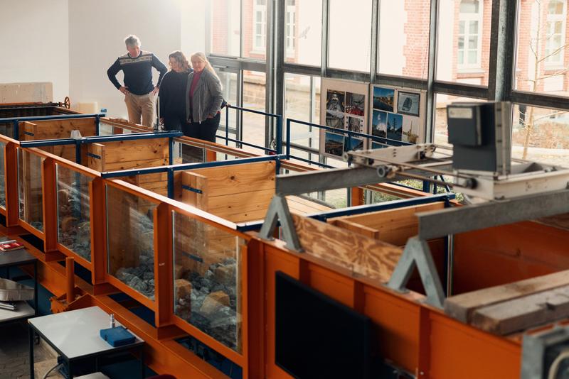 Am Strömungskanal im Wasserbaulabor auf dem Campus Minden lässt sich nachvollziehen, mit welchen Kräften Wasser auch auf Spundwände wirkt.
