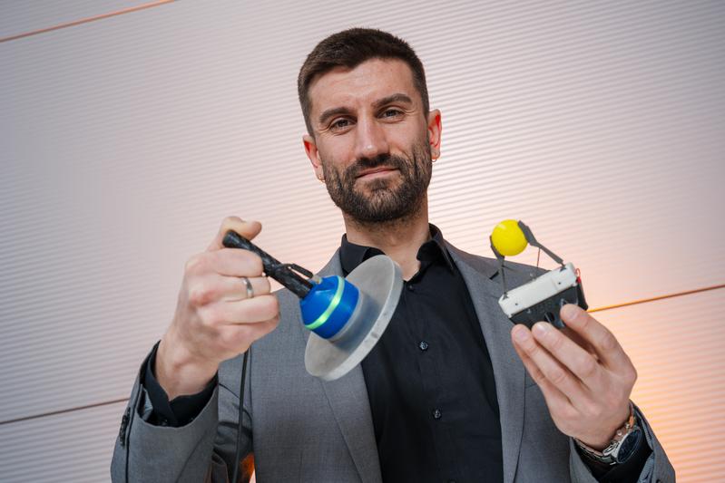 Professor Paul Motzki (Foto) und sein Team zeigen auf der Hannover Messe Prototypen von Robotergreifsystemen, die Werkstücke energielos festhalten und handhaben können, darunter Vakuumgreifer (links, dieser hält eine Stahlplatte) und Zangengreifer (r.).