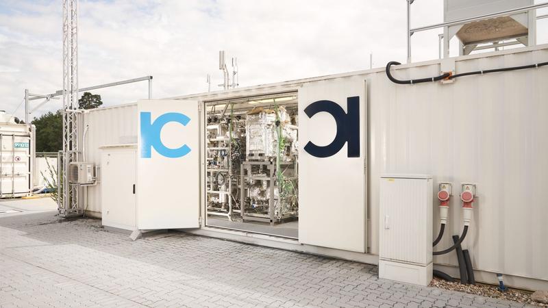 Modulare Syntheseanlage von INERATEC, einer Ausgründung aus dem KIT, in der ​​​​​weltweit größten Power-to-Fuels Prozesskette zur Synthese von Kraftstoffen am Energy Lab des KIT.  