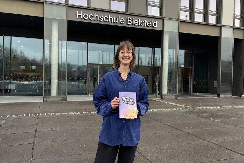 Carina Thomas studiert Gestaltung im Master. Das Buch „Sag doch mal was“ war ihre Bachelorarbeit. Es geht um das Thema Introversion. (Foto: S. Adelstein/HSBI)