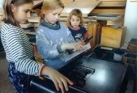 Fünf-, sechs- und siebenjährige Kinder setzen in der Druckerei der Eingangsstufe selbstgeschriebene Texte. Gemeinsam lernen sie von und mit einander in jahrgangsgemischten Gruppen in der Laborschule.