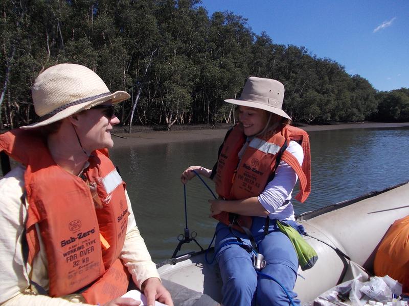 Olga Schmitz (r.) und Paul Mehlhorn von der Uni Jena beim Beproben des Sediments einer Lagune in Richards Bay (Südafrika). 