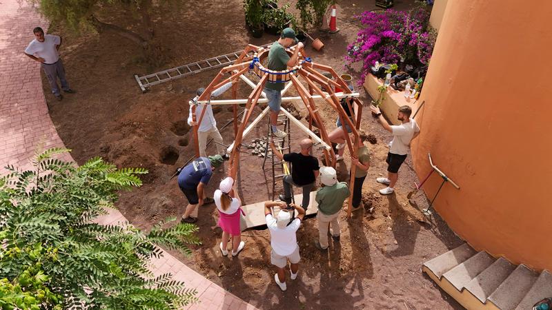 Als 1. Prototyp steht jetzt ein glockenförmiger Pavillon mit rund 3 Metern Durchmesser auf einer öffentlichen und rege besuchten Park- und Erholungsfläche von Gáldar (Huertas del Rey).