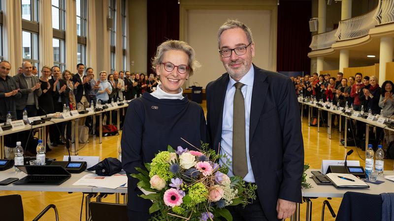 Ursula Staudinger was re-elected as Rector of TUD in the very first ballot. TUD Chancellor and Election Officer Jan Gerken was among the first to congratulate her. 