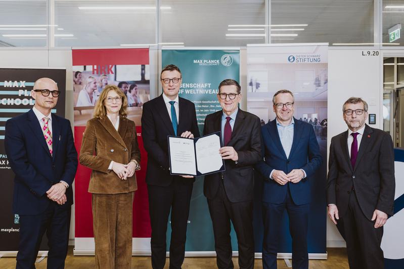 Joachim Spatz, Director at the MPI for Medical Research, Simone Schwanitz, General Secretary and Patrick Cramer, president of the MPS, Reinhold R. Geilsdörfer, and Gunther Friedl, CEO of the Dieter Schwarz Foundation as well as Walter Rosenthal, HRK