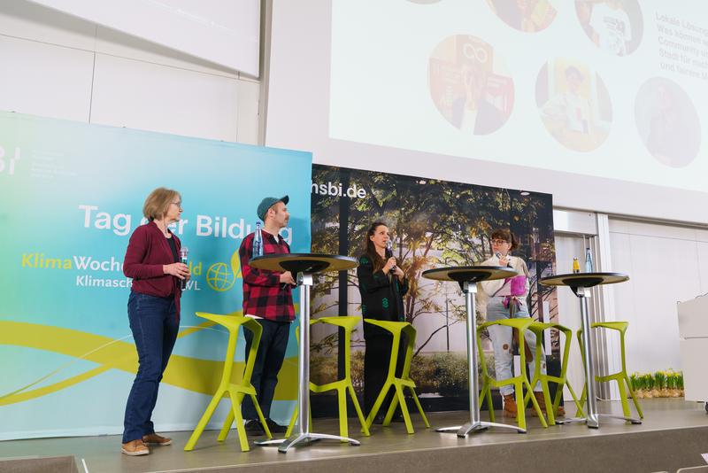 Fair Fashion Talk mit Bielefelder Akteur:innen: (v.l.) Birgit Reher (Umweltamt Bielefeld) , David Finke (Fairtrademerch), Samira Kuljurgis (Modelabel NAO Studios) und Jutta Meisen (Nou.Niss Reanimated Fashion) 