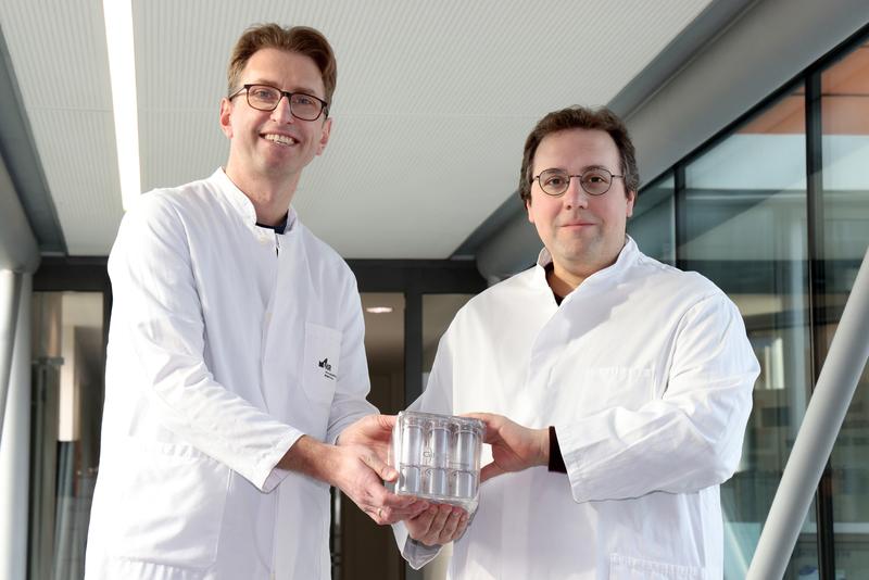 Dr. Dr. Roland Schelker (left) and Pedro Noronha (right) with bioreactor