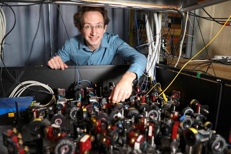 Experimentalphysiker Martin Ringbauer hat mit seinem Team einen neuen Typ von Quantencomputer gebaut. 