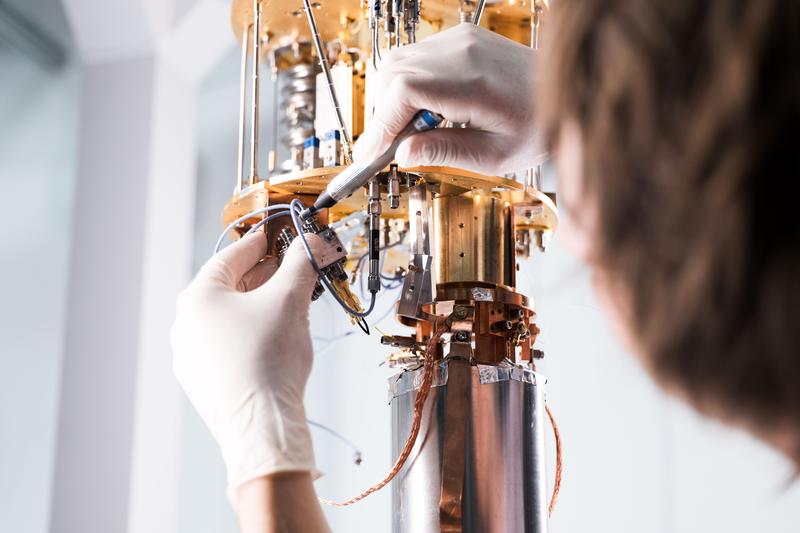 Das Experiment wird in einem heliumgekühlten Kryostaten durchgeführt. 