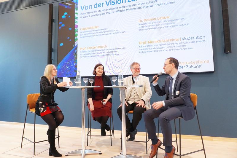 Prof. Dr. Monika Schreiner (IGZ) im Bühnendialog mit PStS. Claudia Müller (BMBF/BMEL), Prof. Dr.-Ing. Carsten Busch (HTW Berlin) sowie Dr. Detmar Leitow (WFBB).