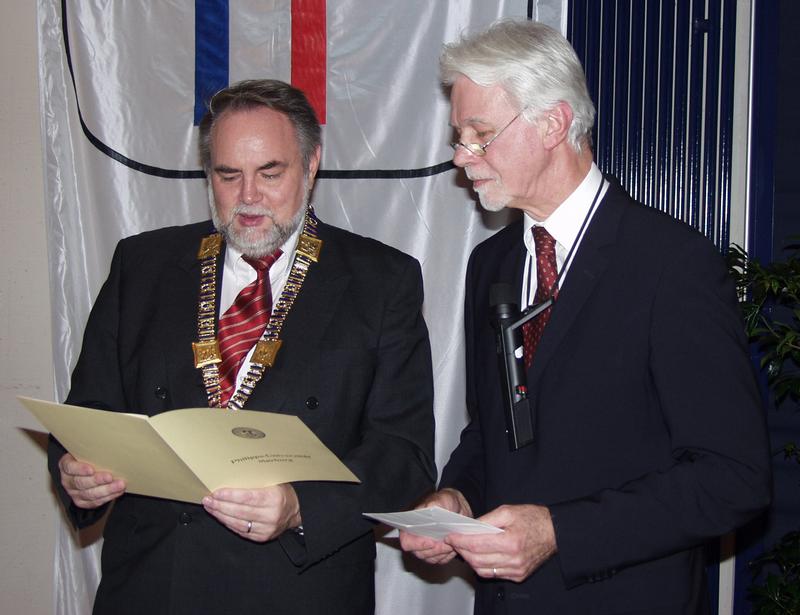 Überreichung der Urkaunde an Prof. Hans-Hartmut Peter (re.) durch den Präsidenten der Universität Marburg, Prof. Dr. Volker Nienhaus.