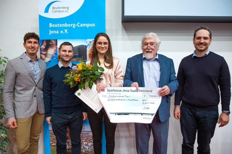 Dr. Hannah Büttner nahm stellvertretend den Preis für ein exzellentes Kooperationsprojekt entgegen. Die Laudatio hielt Prof. Pierre Stallforth (Leibniz-HKI, ganz rechts).
