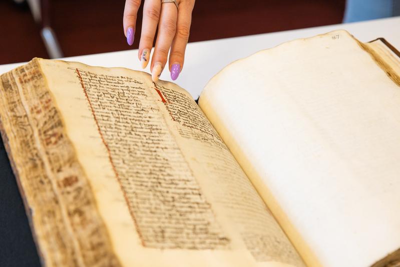 Eine Handschrift des „Willehalm“ im Handschriftensaal der SUB. 