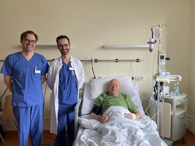 Dr. med. Florian Löffelbein (Oberarzt Kinderkardiologie / Herzzentrum Leipzig) und Florian Vollrath (Funktionsoberarzt Allgemein, Viszeral- und Thoraxchirurgie / Helios Park-Klinikum Leipzig) mit Patient Andreas Theil (v.l.n.r.)