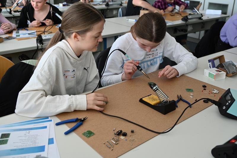 Unter fachkundiger Anleitung bauten und löteten die jungen Frauen einen elektronischen Würfel, der auf Bewegungen reagiert.