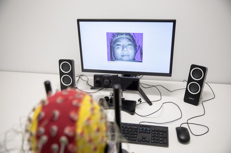 In order to analyse the brain’s electrical signals, it is also necessary to record eye movements, which also produce electrical signals. For this purpose, an eye tracker was calibrated individually for each subject. 