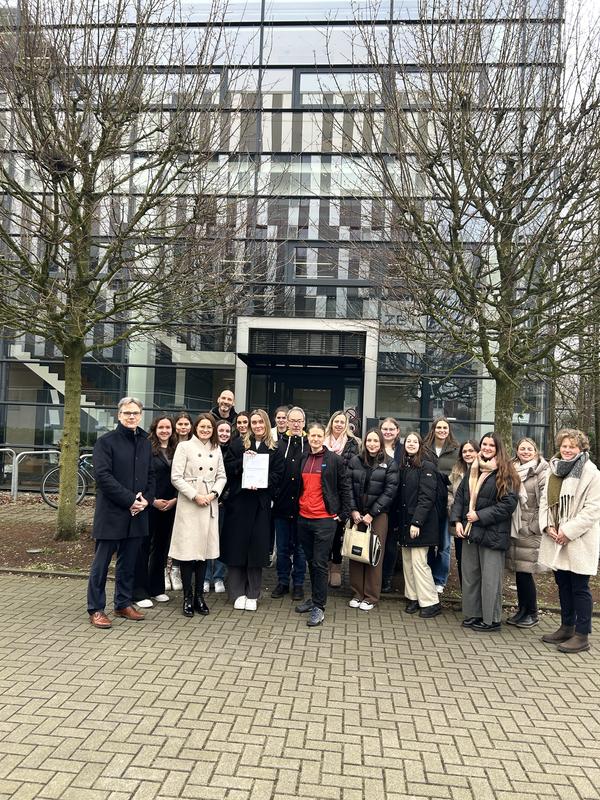 Die Kommunikationsstudierenden der IST-Hochschule für Management bei der Übergabe der Projektergebnisse an die Verantwortlichen der Johannes-Rau-Forschungsgemeinschaft.