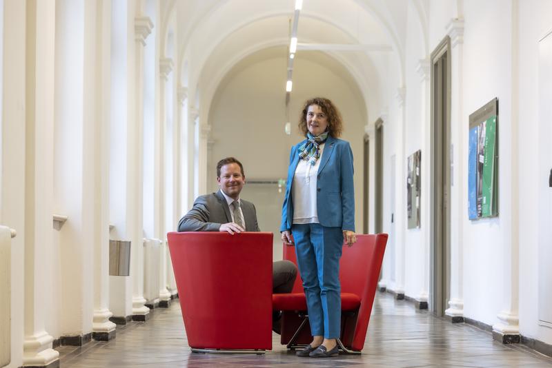 Andrea Hoffmann, TU Graz Vice Rector for Human Resources and Finance, and Tobias Solacher, Managing Director of TU Graz Business GmbH.