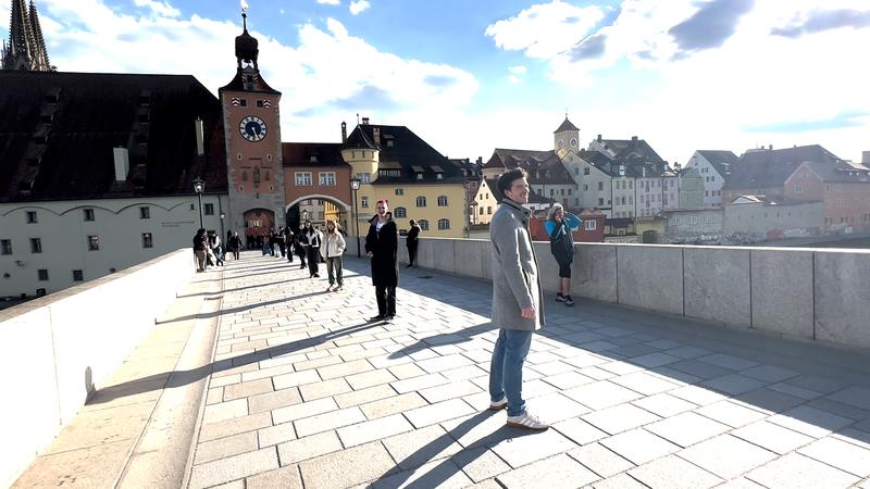 Am Vorabend des Finales versammelten sich die internationalen Studierenden entlang der Steinernen Brücke und sangen einen verbindenden Ton als Zeichen des gemeinsamen europäischen Geistes. 