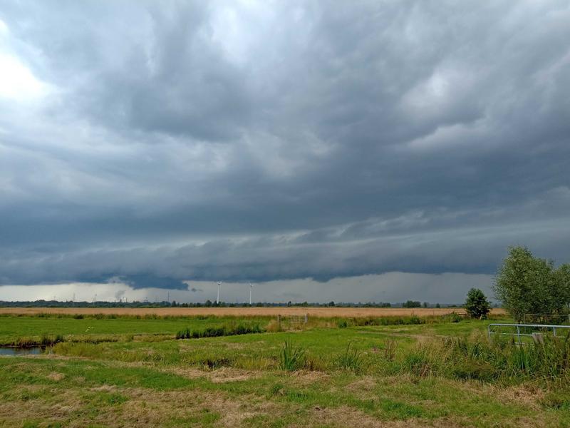 Ein Gewitterwolken-Cluster mit typischer Böenwalze kurz vor Beginn starker Regenfälle nahe Bremen (Deutschland) am 21. Juli 2023. 