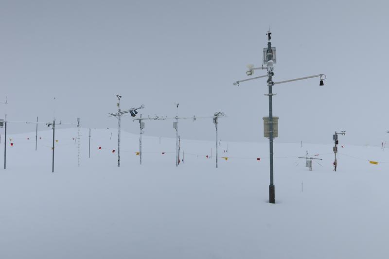Hightech auf dem Versuchsfeld Weissfluhjoch. (Foto: Jochen Bettzieche/SLF) 
