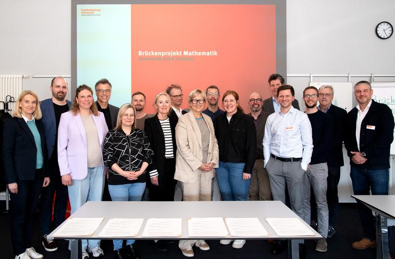 Vertreter*innen der der sechs Partnerschulen im Brückenprojekt Mathematik und des regionalen Bildungsbüros der Stadt Dortmund zusammen mit Prof. Dr. Tamara Appel, Rektorin der FH Dortmund, Svenja Stepper, FH-Kanzlerin und Projektkoordinator Devin Kunze.