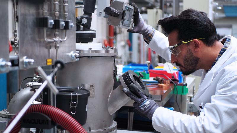 Ubaid Manzoor, PhD researcher at MPI-Susmat and first author of the Nature publication, using an electric arc furnace to reduce low-grade nickel ores with hydrogen plasma.