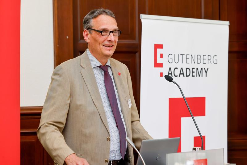 Der Vizepräsident für Forschung und wissenschaftlichen Nachwuchs der JGU, Prof. Dr. Stefan Müller-Stach, bei der Eröffnung der Gutenberg Academy