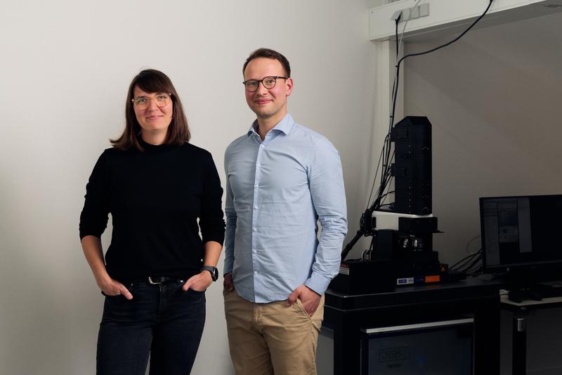 Dr. Elzbieta Stepula, wissenschaftliche Mitarbeiterin an der HSBI, und Dr. Waldemar Keil, Chemiker und Lehrkraft für besondere Aufgaben. 