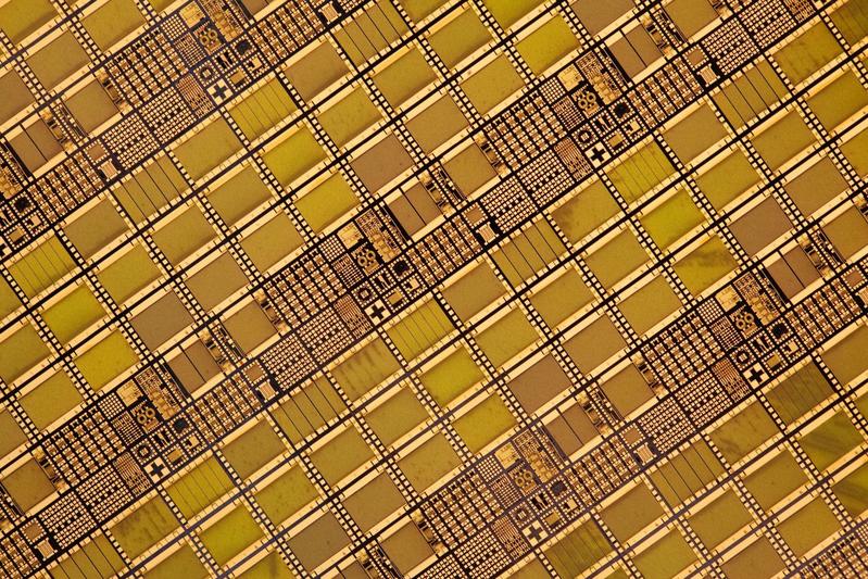 Monolithische bidirektionale 1200-V-GaN-Schalter (MBDS) mit integrierten Freilauf-Dioden, gefertigt am Fraunhofer IAF mithilfe der GaN-on-Insulator-Technologie in einem Multi-Project Wafer Run 