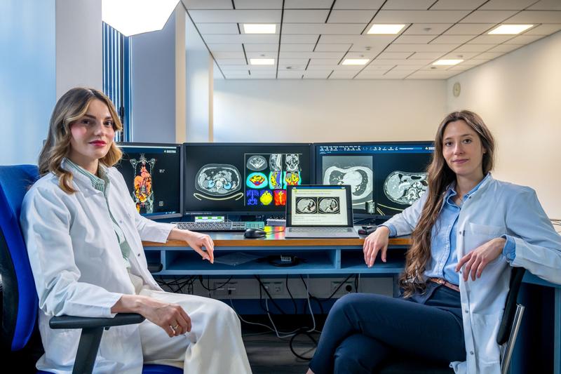 Ein Team um Dr. Lisa Steinhelfer (links) hatte festgestellt, dass bestimmte Krebstherapien die Nieren schädigen können. Gemeinsam mit Dr. Friederike Jungmann (r.) schildert sie, wie sich diese Schäden besonders früh vorhersagen lassen.