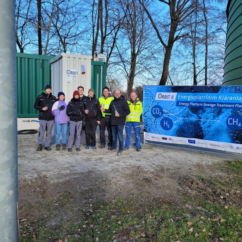 Gruppenfoto vor Orbit-Anlage in Pfaffenhofen.