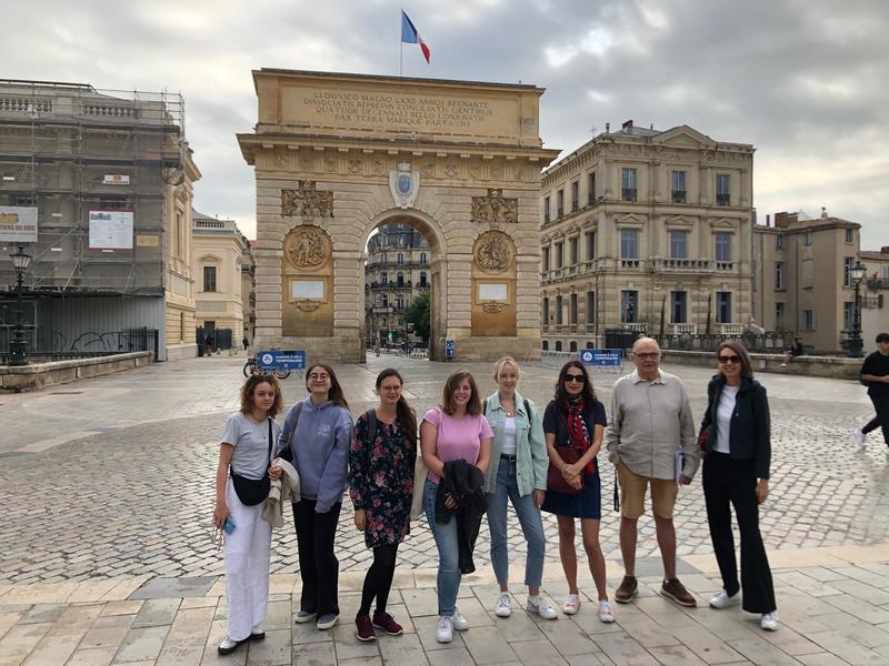  Lebendiger Austausch und vielfältige Eindrücke: JLU-Studierende mit Prof. Kirsten von Hagen in Montpellier bei einer Stadtführung, die der Architekt und Stadtplaner Martin Andersch (Sohn des Autors Alfred Andersch) organisiert hatte.