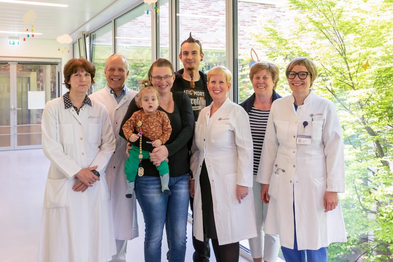 UKE-Transplantationsteam mit Fabian und seinen Eltern