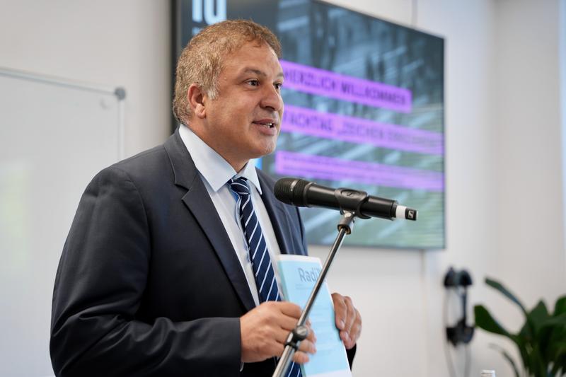 Prof. Dr. Burak Çopur, Leiter des Zentrums für Radikalisierungsforschung und Prävention (ZRP)