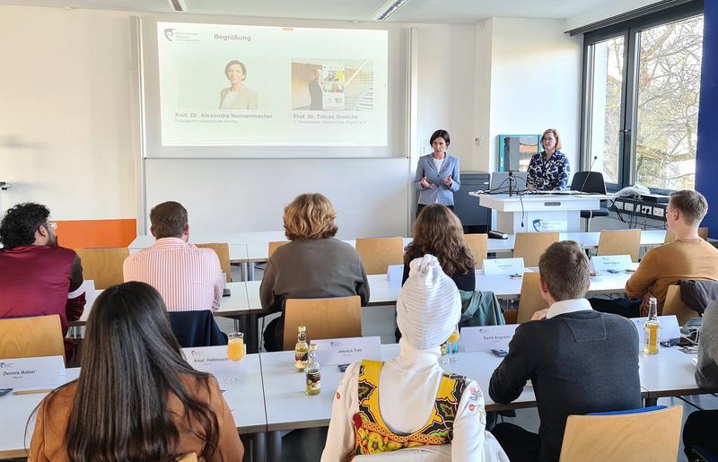 Den vierten Mentoring-Jahrgang begrüßte die Präsidentin Alexandra Nonnenmacher ganz herzlich am Campus und betonte die Bedeutung des Förderprogramms. 