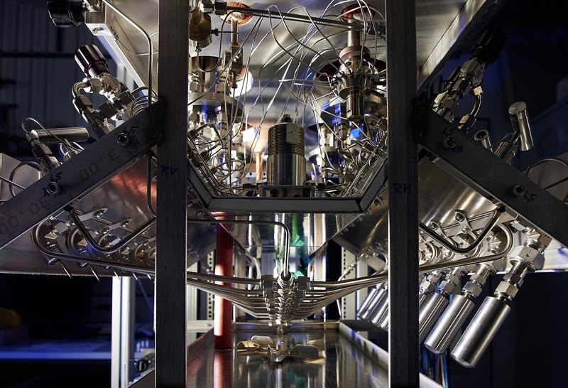 Effektiv und schön anzusehen: die Hochdurchsatz-Katalyseanlage, mit der Aleksandr Fedorov seine Katalysatoren bei der Hydrierung von CO oder CO₂ unter Druck prüft. Sie verfügt über 16 Parallelreaktoren, rechts sind deren Gefäße gut zu erkennen.
