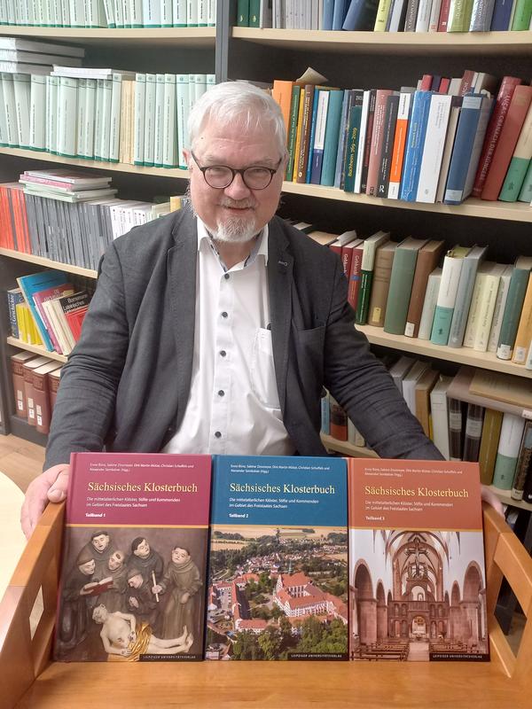 Prof. Dr. Enno Bünz mit den drei Bänden des Sächsischen Klosterbuchs.